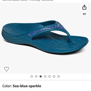AETREX  "FIJI"  FLIPS    SIZE: 7    ***NWT***  COLOR:  Sea-Blue-Sparkle